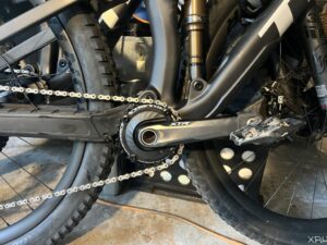 An XCADEY power meter on a Shimano XTR Crankset on a black MTB.