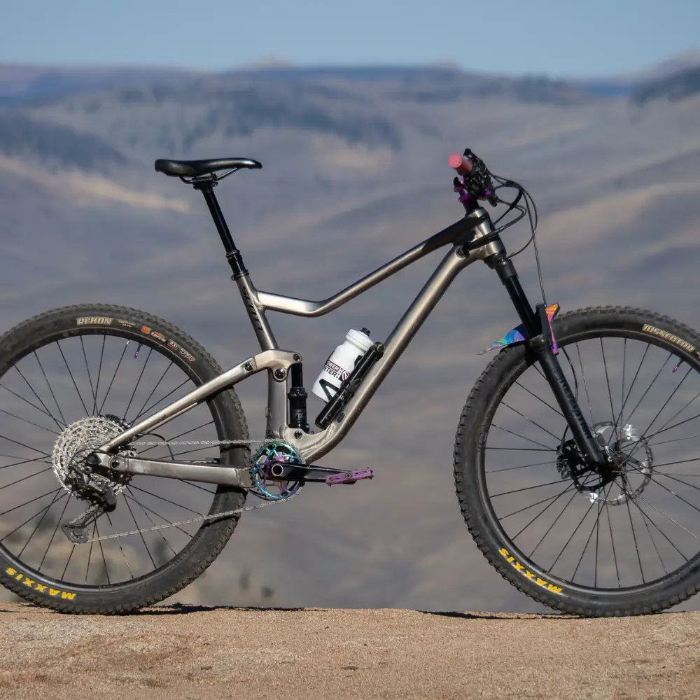 A silver Scott Genius 950.